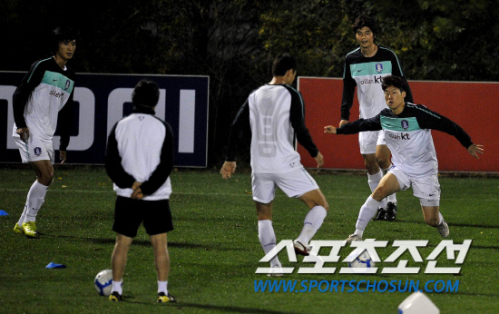 
	���������� 2010.10.10.

   ���� 12�� �������� �յΰ� �౸��ǥ���� �߰� ���� �Ʒÿ� �����ϸ� ������ ���н� �Ʒ����� ���� Ǯ�� �ִ�.  ����NFC=������ ���� 

young@sportschosun.com


