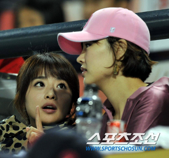 
	10�� ��ǿ��� ���� �Ｚ�� �λ��� �÷��̿��� 3������ ���ѹα� ������ å������ ���ĳ���Ͱ� �ڸ��� �Բ� �ߴ�. KBS ������(����)��,MBC ������ ���ĳ���Ͱ� ����� ���� �̾߱⸦ ������ �ִ�. �� ���ĳ���ʹ� �λ��� ���������� �ý��� �λ� ��⿡�� �ñ��� �� �������� ������ �ִ�. ���� ���� 11ȸ ��Ⱑ ���������� �ڸ��� ���� �ʾҴ�.

���=������ ����rainmaker@sportschosun.com


