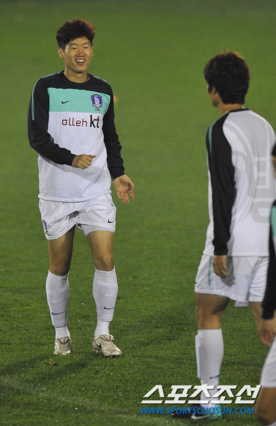 
	���������� 2010.10.10.

10��

���� 12�� �������� �յΰ� 10�� ����NFC���� ������ �߰������Ʒ� ��, ��������  �⼺�� ������ �̾߱⸦ �ϰ� �ִ�.  ����NFC=������ ���� 

young@sportschosun.com


