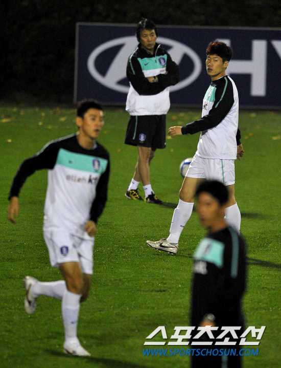 
	���������� 2010.10.10.

 

���� 12�� �������� �յΰ� 10�� ����NFC���� ������ �߰������Ʒ� ��, �������� ������ ���� �տ��� �����ִ� ����� ���̰� �ִ�.  ����NFC=������ ���� 

young@sportschosun.com


