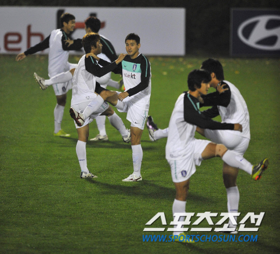 
	���������� 2010.10.10.

   

���� 12�� �������� �յΰ� �౸��ǥ���� �߰� ���� �Ʒÿ� �����ϸ� ������ ���н� �Ʒ����� ���� Ǯ�� �ִ�.  ����NFC=������ ���� 

young@sportschosun.com


