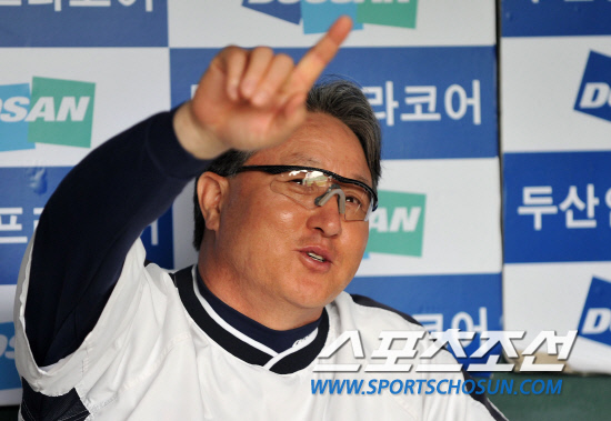 
	2010.10.11/

11�� ��ǿ��� ���ξ߱� �÷��̿��� 4���� �Ｚ-�λ� ��Ⱑ ���ȴ�. ��� �� �λ� ��湮 ������ ���ƿ����� ���ڵ��� ������ ���ϰ� �ִ�.

���=������ ���� songs@sportschosun.com


