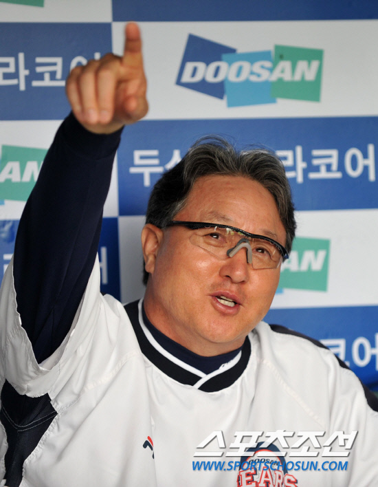 
	2010.10.11/

11�� ��ǿ��� ���ξ߱� �÷��̿��� 4���� �Ｚ-�λ� ��Ⱑ ���ȴ�. ��� �� �λ� ��湮 ������ ���ƿ����� ���ڵ��� ������ ���ϰ� �ִ�.

���=������ ���� songs@sportschosun.com


