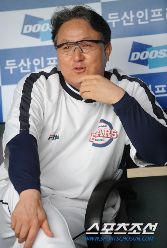 
	���ξ߱� �÷��̿��� 4���� �λ�� �Ｚ�� ��Ⱑ 11�� ��ǿ��� ������. ����� ��湮 ������ �������� �����鼭 ��ȭ�� ������ �ִ�.

���=�ֹ��� ���� deer@sportschosun.com


