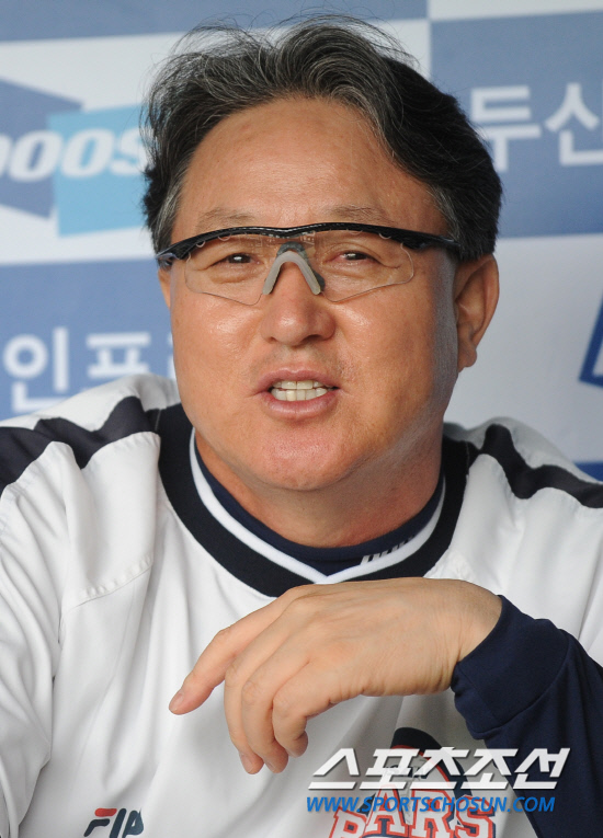 
	���ξ߱� �÷��̿��� 4���� �λ�� �Ｚ�� ��Ⱑ 11�� ��ǿ��� ������. ����� ��湮 ������ �������� �����鼭 ��ȭ�� ������ �ִ�.

���=�ֹ��� ���� deer@sportschosun.com


