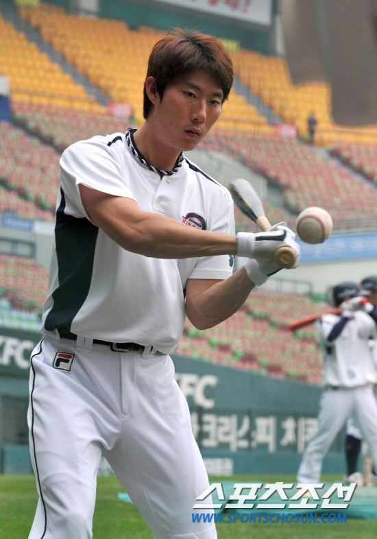 
	2010.10.11/

11�� ��ǿ��� ���ξ߱� �÷��̿��� 4���� �Ｚ-�λ� ��Ⱑ ���ȴ�. ��� �� �λ� �������� �޼�, ������ ���ư��� ���� �Ʒ��� �ϰ� �ִ�.

���=������ ���� songs@sportschosun.com


