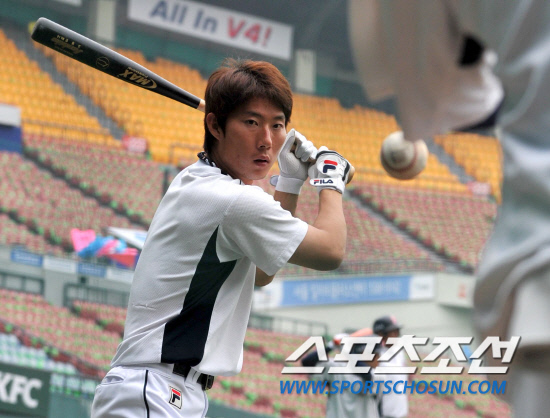 
	2010.10.11/

11�� ��ǿ��� ���ξ߱� �÷��̿��� 4���� �Ｚ-�λ� ��Ⱑ ���ȴ�. ��� �� �λ� �������� �޼�, ������ ���ư��� ���� �Ʒ��� �ϰ� �ִ�.

���=������ ���� songs@sportschosun.com


