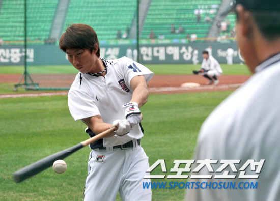 
	2010.10.11/

11�� ��ǿ��� ���ξ߱� �÷��̿��� 4���� �Ｚ-�λ� ��Ⱑ ���ȴ�. ��� �� �λ� �������� �޼�, ������ ���ư��� ���� �Ʒ��� �ϰ� �ִ�.

���=������ ���� songs@sportschosun.com


