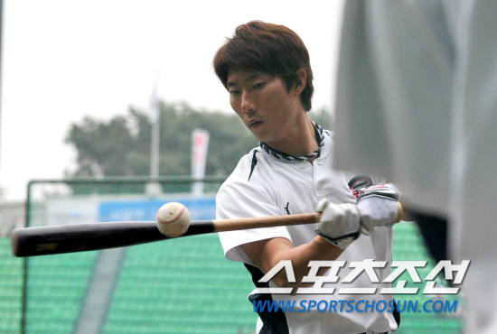 
	2010.10.11/

11�� ��ǿ��� ���ξ߱� �÷��̿��� 4���� �Ｚ-�λ� ��Ⱑ ���ȴ�. ��� �� �λ� �������� �޼�, ������ ���ư��� ���� �Ʒ��� �ϰ� �ִ�.

���=������ ���� songs@sportschosun.com


