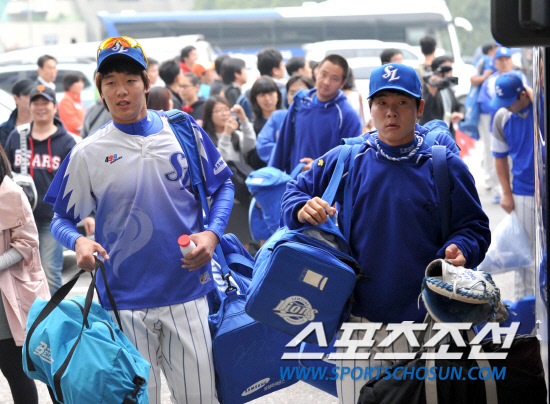 
	2010.10.11/

11�� ��ǿ��� ���ξ߱� �÷��̿��� 4���� �Ｚ-�λ� ��Ⱑ ���ȴ�. ��� �� �Ｚ �������� ��������� ���� �ִ�. ����� ǥ������ ����忡 ���� ���ο��� ������(������)

���=������ ���� songs@sportschosun.com


