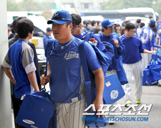 
	2010.10.11/

11�� ��ǿ��� ���ξ߱� �÷��̿��� 4���� �Ｚ-�λ� ��Ⱑ ���ȴ�. ��� �� �Ｚ �������� ��������� ���� �ִ�. ����� ǥ������ ����忡 ���� ������

���=������ ���� songs@sportschosun.com


