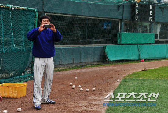 
	����������

2010�� 10�� 11��

11�� ��ǿ��� ���� �Ｚ�� �λ��� �÷��̿��� 4������ �ռ� �Ｚ�� �������� ����Ʈ������ ���ڵ��� ��� �ִ�.

���= ���� ���� kyungmin@sportschosun.com


