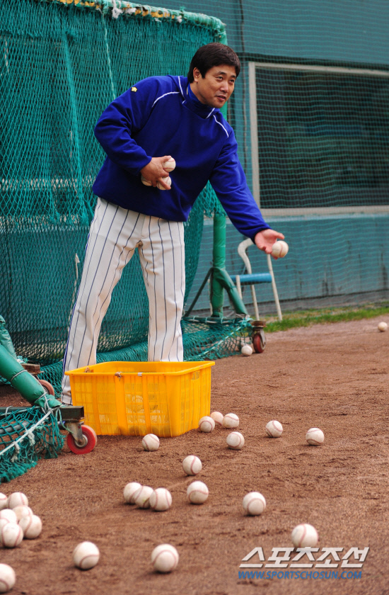 
	����������

2010�� 10�� 11��

11�� ��ǿ��� ���� �Ｚ�� �λ��� �÷��̿��� 4������ �ռ� �Ｚ�� �������� ����ö�� Ÿ�� ������ ���� �ִ�.

���= ���� ���� kyungmin@sportschosun.com


