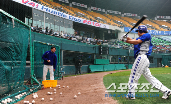 
	����������

2010�� 10�� 11��

11�� ��ǿ��� ���� �Ｚ�� �λ��� �÷��̿��� 4������ �ռ� �Ｚ�� ������(����)�� ����ö�� Ÿ�� ������ ���� �ִ�.

���= ���� ���� kyungmin@sportschosun.com


