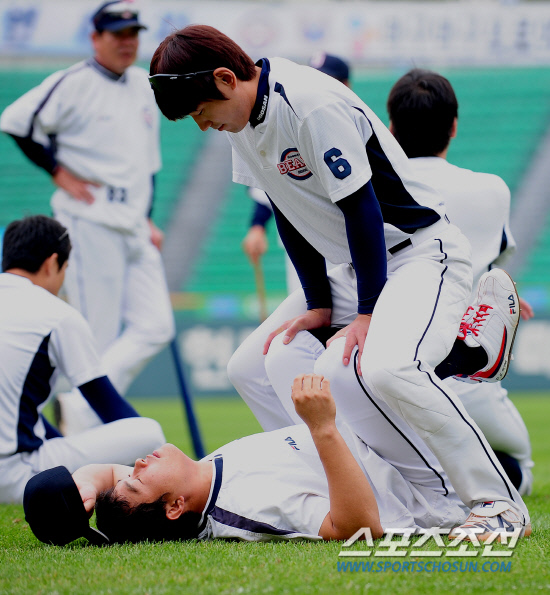 
	2010,10,11

PO 4���� �λ�-�Ｚ

11�� PO 4������ �յ� �λ� �������� �ܾ߿��� ��Ʈ��Ī���� ���� Ǯ����.

�λ��� �θ�� �赿�ְ� �ܵ����� ���� �Ĺ� ����ȣ�� �޷���� ��Ʈ��Ī�� �����ش�.

����� �θ��̴� ���� �Ĺ���� ���(?)�� ���ٸ���.

���=������ ���� basser@sportschosun.com


