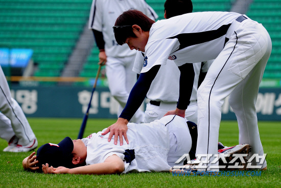 
	2010,10,11

PO 4���� �λ�-�Ｚ

11�� PO 4������ �յ� �λ� �������� �ܾ߿��� ��Ʈ��Ī���� ���� Ǯ����.

�λ��� �θ�� �赿�ְ� �ܵ����� ���� �Ĺ� ����ȣ�� �޷���� ��Ʈ��Ī�� �����ش�.

����� �θ��̴� ���� �Ĺ���� ���(?)�� ���ٸ���.

���=������ ���� basser@sportschosun.com


