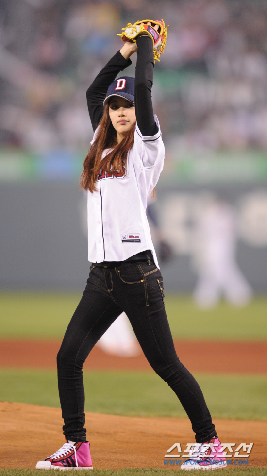 
	2010.10.11/

11�� ��ǿ��� ���ξ߱� �÷��̿��� 4���� �Ｚ-�λ� ��Ⱑ ���ȴ�. ��� �� �ñ��� �ϴ� �ɱ׷� '�̽�����' ��� '����'�� ���� �ñ��� �ϰ� �ִ�.

���=������ ���� songs@sportschosun.com


