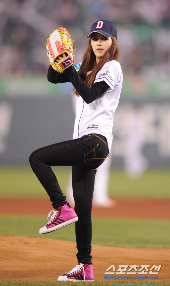 
	2010.10.11/

11�� ��ǿ��� ���ξ߱� �÷��̿��� 4���� �Ｚ-�λ� ��Ⱑ ���ȴ�. ��� �� �ñ��� �ϴ� �ɱ׷� '�̽�����' ��� '����'�� ���� �ñ��� �ϰ� �ִ�.

���=������ ���� songs@sportschosun.com


