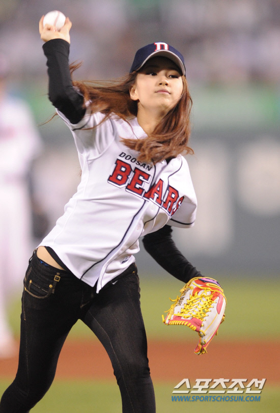 
	2010.10.11/

11�� ��ǿ��� ���ξ߱� �÷��̿��� 4���� �Ｚ-�λ� ��Ⱑ ���ȴ�. ��� �� �ñ��� �ϴ� �ɱ׷� '�̽�����' ��� '����'�� ���� �ñ��� �ϰ� �ִ�.

���=������ ���� songs@sportschosun.com


