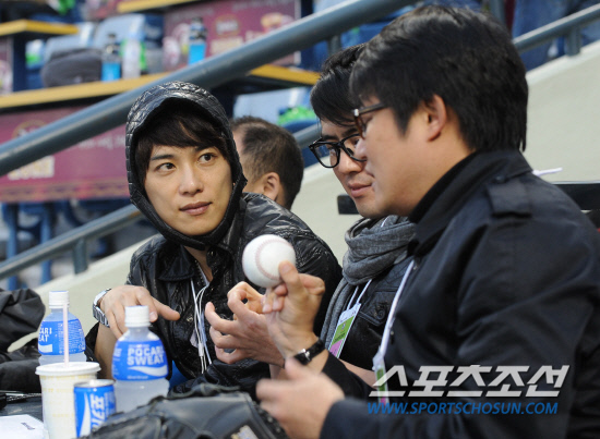 
	11�� ��ǿ��� ���� ���ξ߱� �÷��̿��� 4���� �λ�� �Ｚ�� ��⿡�� 

���� ����ö�� ������� ������ �ϰ� �ִ�. 

���=�ֹ��� ���� deer@sportschosun.com


