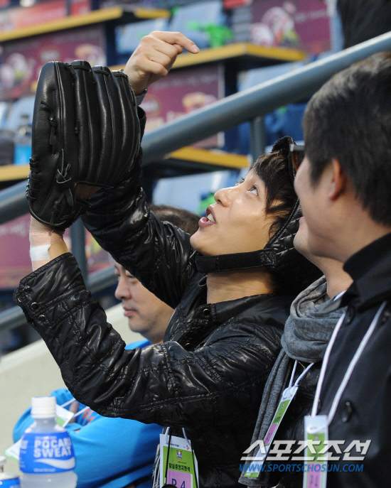 
	11�� ��ǿ��� ���� ���ξ߱� �÷��̿��� 4���� �λ�� �Ｚ�� ��⿡�� 

���� ����ö�� ������� ������ �ϰ� �ִ�. 

���=�ֹ��� ���� deer@sportschosun.com


