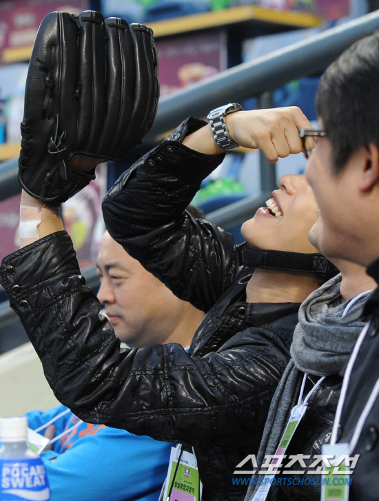 
	11�� ��ǿ��� ���� ���ξ߱� �÷��̿��� 4���� �λ�� �Ｚ�� ��⿡�� 

���� ����ö�� ������� ������ �ϰ� �ִ�. 

���=�ֹ��� ���� deer@sportschosun.com


