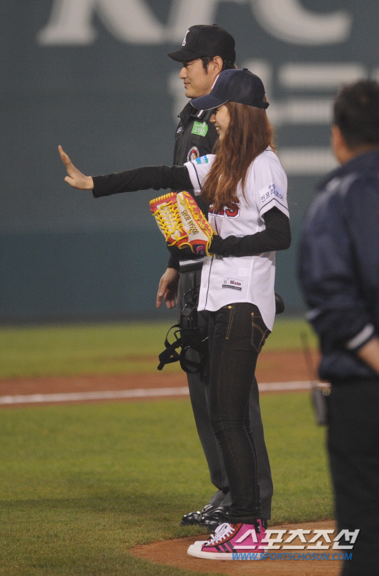 
	����������

2010�� 10�� 11��

11�� ��ǿ��� ���� �Ｚ�� �λ��� �÷��̿��� 4������ �ռ� �ɱ׷� '�̾�����'�� ������ �ñ��� �ϰ� �ִ�.

���= ���� ���� kyungmin@sportschosun.com


