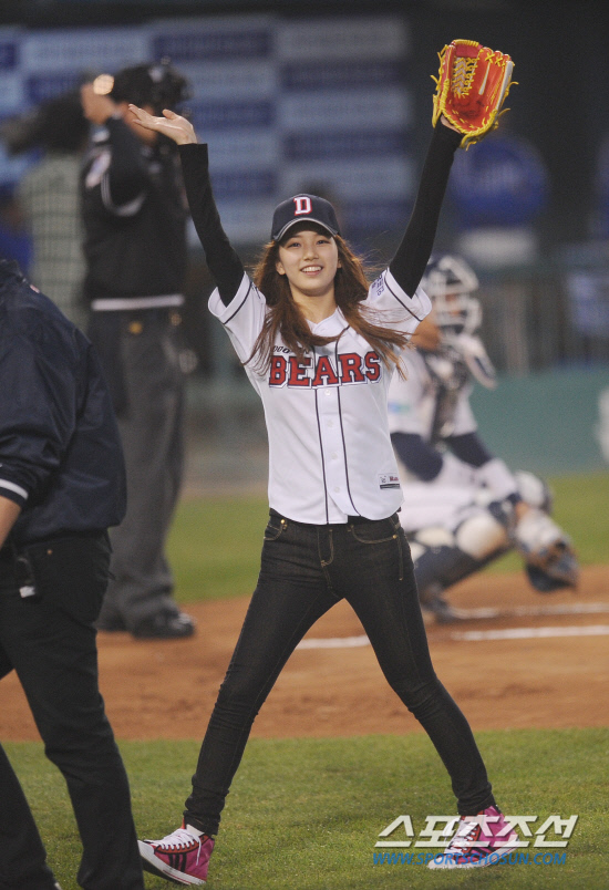 
	����������

2010�� 10�� 11��

11�� ��ǿ��� ���� �Ｚ�� �λ��� �÷��̿��� 4������ �ռ� �ɱ׷� '�̾�����'�� ������ �ñ��� �ϰ� �ִ�.

���= ���� ���� kyungmin@sportschosun.com


