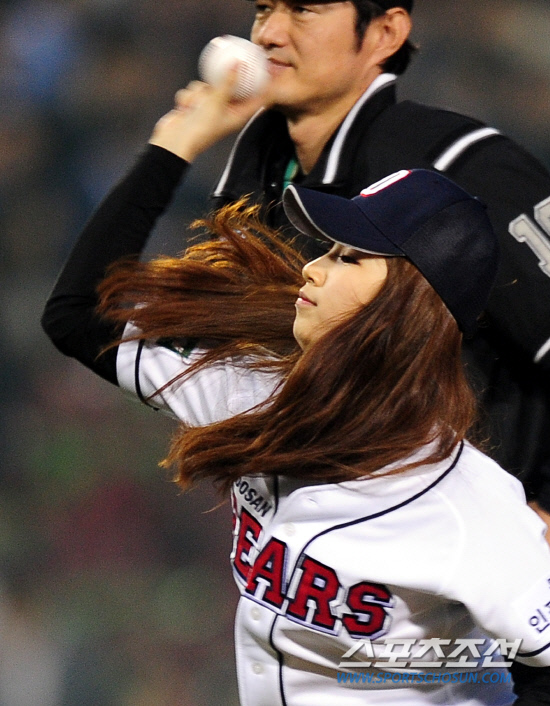 
	2010,10,11

PO 4���� �λ�-�Ｚ

11�� ��ǿ��� ������ �λ�� �Ｚ�� PO 4�������� �ɱ׷� '�̽�����'�� ����(17)�� �ñ��� �ߴ�. �������ֽ��� �ȳ��� ���� ������ �� �Ӹ��� ���ڰ���ó�� �ֳ����� ���� �ñ��� �ϰ� �ִ�.

���=������ ���� basser@sportschosun.com


