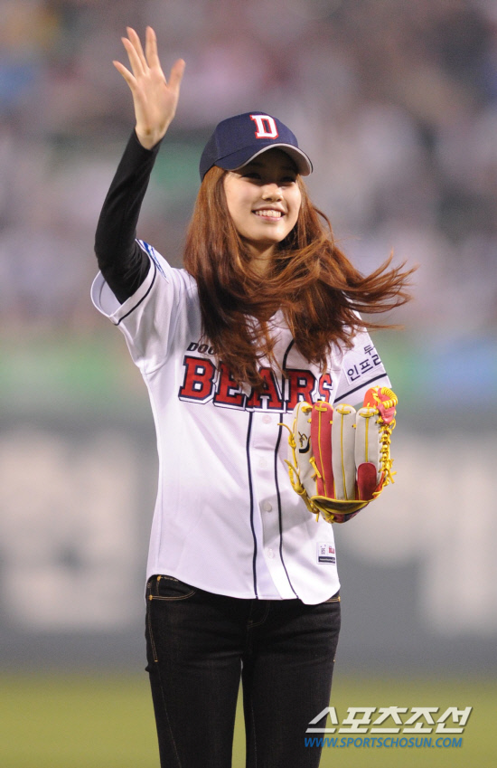 
	2010.10.11/

11�� ��ǿ��� ���ξ߱� �÷��̿��� 4���� �Ｚ-�λ� ��Ⱑ ���ȴ�. ��� �� �ñ��� �ϴ� �ɱ׷� '�̽�����' ��� '����'�� �ñ��� �ϰ� �ִ�. �ñ� �� �λ縦 �ϰ� �ִ� ����

���=������ ���� songs@sportschosun.com


