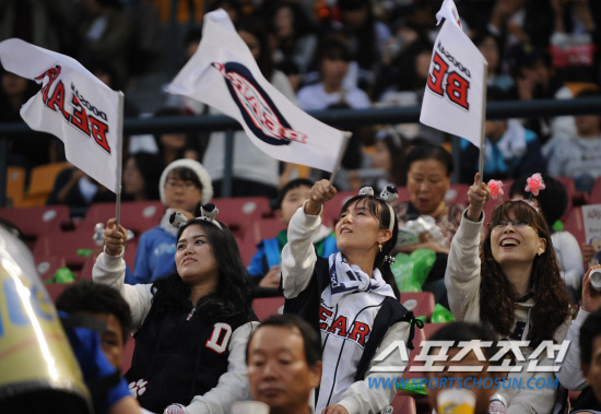 
	����������

2010�� 10�� 11��

11�� ��ǿ��� ���� �Ｚ�� �λ��� �÷��̿��� 4�������� ���� �ҵ��� �λ��� �����ϰ� �ִ�.

���= ���� ���� kyungmin@sportschosun.com


