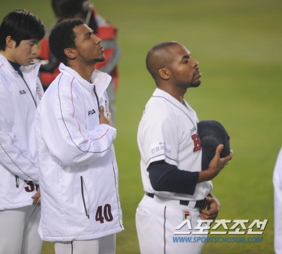 
	����������

2010�� 10�� 11��

11�� ��ǿ��� ���� �Ｚ�� �λ��� �÷��̿��� 4�������� �ֱ����� �귯 ������ �λ��� ���޳׽�(����)�� ������ ���� �÷� '���⿡ ���� ���'�� �ϰ� �ִ�.

���= ���� ���� kyungmin@sportschosun.com


