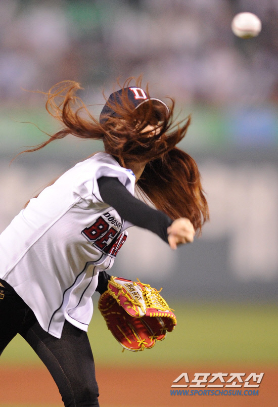 
	2010.10.11/

11�� ��ǿ��� ���ξ߱� �÷��̿��� 4���� �Ｚ-�λ� ��Ⱑ ���ȴ�. ��� �� �ñ��� �ϴ� �ɱ׷� '�̽�����' ��� '����'�� ���� �ñ��� �ϰ� �ִ�.

���=������ ���� songs@sportschosun.com


