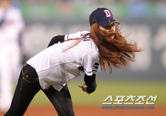 
	2010.10.11/

11�� ��ǿ��� ���ξ߱� �÷��̿��� 4���� �Ｚ-�λ� ��Ⱑ ���ȴ�. ��� �� �ñ��� �ϴ� �ɱ׷� '�̽�����' ��� '����'�� ���� �ñ��� �ϰ� �ִ�.

���=������ ���� songs@sportschosun.com


