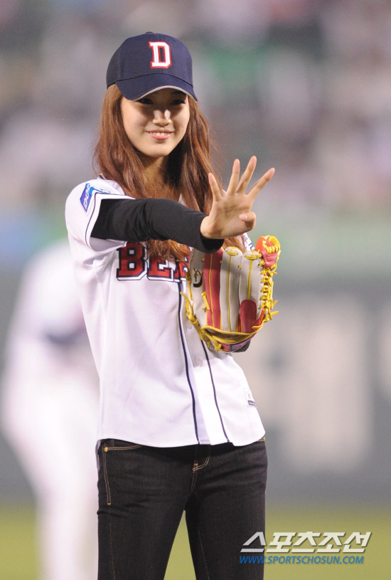 
	2010.10.11/

11�� ��ǿ��� ���ξ߱� �÷��̿��� 4���� �Ｚ-�λ� ��Ⱑ ���ȴ�. ��� �� �ñ��� �ϴ� �ɱ׷� '�̽�����' ��� '����'�� �ñ��� �ϰ� �ִ�. �ñ� �� �λ��� 4ȸ ����� ����ϴ� ������ ���� �ִ� '����'

���=������ ���� songs@sportschosun.com


