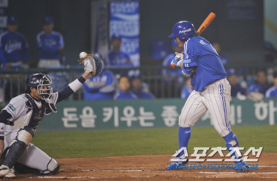 
	����������

2010�� 10�� 11��

11�� ��ǿ��� ���� �Ｚ�� �λ��� �÷��̿��� 4�������� 2ȸ�� �Ｚ �ڼ����� ȫ����� ������ ȭ��¦ ���� �ִ�. ���� ����� �¾� �ڼ����� 1����� ���.

���= ���� ���� kyungmin@sportschosun.com


