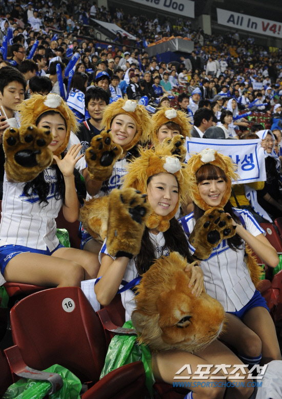 
	11�� ��ǿ��� ���� ���ξ߱� �÷��̿��� 4���� �λ�� �Ｚ�� ��⿡�� �Ｚ �ҵ��� ������ �����ϰ� �ִ�.

���=�ֹ��� ���� deer@sportschosun.com


