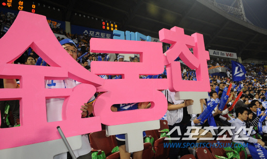 
	11�� ��ǿ��� ���� ���ξ߱� �÷��̿��� 4���� �λ�� �Ｚ�� ��⿡�� �Ｚ �ҵ��� ������ �����ϰ� �ִ�.

���=�ֹ��� ���� deer@sportschosun.com


