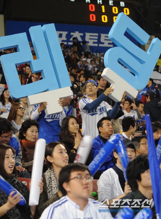 
	11�� ��ǿ��� ���� ���ξ߱� �÷��̿��� 4���� �λ�� �Ｚ�� ��⿡�� �Ｚ �ҵ��� ������ �����ϰ� �ִ�.

���=�ֹ��� ���� deer@sportschosun.com


