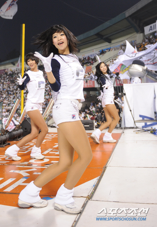 
	����������

2010�� 10�� 11��

11�� ��ǿ��� ���� �Ｚ�� �λ��� �÷��̿��� 4�������� �λ� ġ������� �������� ��ġ�� �ִ�.

���= ���� ���� kyungmin@sportschosun.com


