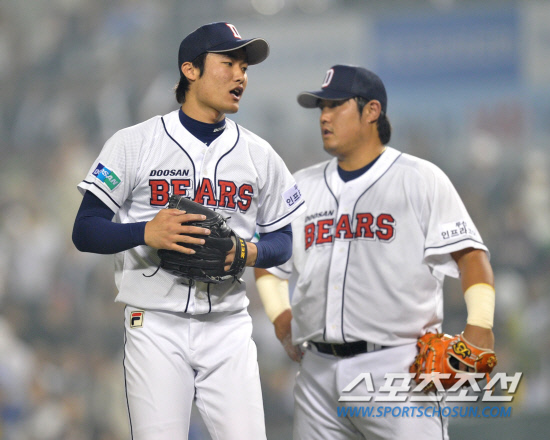 
	2010.10.11/

11�� ��ǿ��� ���ξ߱� �÷��̿��� 4���� �Ｚ-�λ� ��Ⱑ ���ȴ�. �Ｚ 3ȸ�� ���� 1,2�翡�� �λ� ȫ����� �Ｚ ������ ��Ʈ Ÿ���� �߼� �������� 3�翡 �۱������� 3�翡�� ���� ���� 2���� �ϰ� �ִ�. ��Ÿ��� ǥ���� ȫ���.

���=������ ���� songs@sportschosun.com


