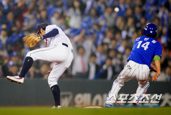 
	2010,10,11

PO 4���� �λ�-�Ｚ

11�� ��ǿ��� ������ �λ�� �Ｚ�� PO 4�������� �λ� ���� ȫ����� �Ǽ۱� �ϳ��� 2������ �ϰ� ���Ҵ�. ȫ����� 3ȸ�� ���� 1,2�翡�� �Ｚ ������ �����Ʈ�� ���� ��� 3��� �۱������� 3��� �̿����� ���� ���� ������ �Ǽ۱��� �ϰ� ���Ҵ�. �ᱹ 1������ �̿����� 2������ �Ÿ�ö�� ��� �ҷ����̴� �Ǽ��� �ΰ� ���Ҵ�.

���=������ ���� basser@sportschosun.com


