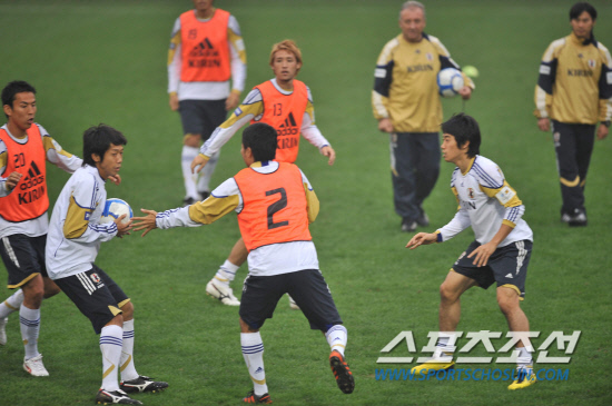 
	���������� 2010.10.11.

�Ϻ��౸��ǥ���� �ڵ庼 �Ʒ��� ������ ������.�������� �Ϸ� �յΰ� 11�� ����NFC���� ������ �Ϻ��� �Ʒÿ��� �ڵ庼 �н��� �Ͽ� �̻����� �Ʒ��� �����־���.

����NFC=�����ʱ��� young@sportschosun.com


