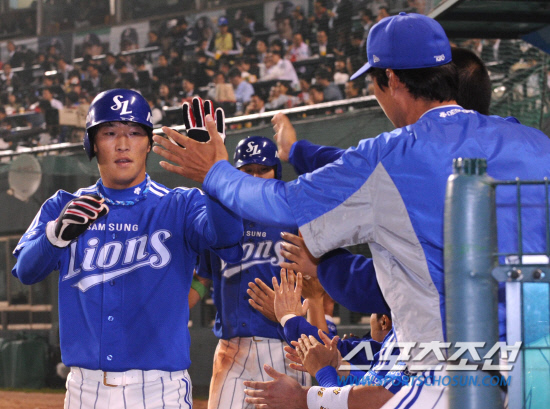 
	2010.10.11/

11�� ��ǿ��� ���ξ߱� �÷��̿��� 4���� �Ｚ-�λ� ��Ⱑ ���ȴ�. �Ｚ 3ȸ�� ���� 1,2�翡�� �λ� ȫ����� �Ｚ ������ ��Ʈ Ÿ���� �߼� �������� 3�翡 �۱������� 3�翡�� ���� ���� 2���� �ϰ� �ִ�. ������ �Ｚ �Ÿ�ö�� �̿����� ������ �������̺긦 ������ �ִ�.

���=������ ���� songs@sportschosun.com


