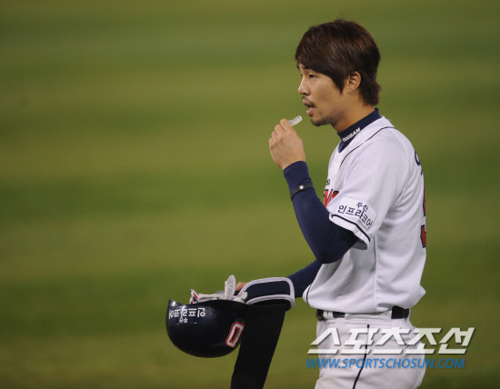 
	����������

2010�� 10�� 11��

11�� ��ǿ��� ���� �Ｚ�� �λ��� �÷��̿��� 4�������� 3ȸ�� 1�� 1,2�缭 �λ� ������� ����Ÿ�� ģ �� �ƽ����ϰ� �ִ�.

���= ���� ���� kyungmin@sportschosun.com


