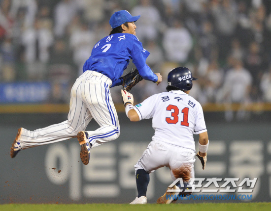 
	2010.10.11/

11�� ��ǿ��� ���ξ߱� �÷��̿��� 4���� �Ｚ-�λ� ��Ⱑ ���ȴ�. 3ȸ�� 1�� 1,2�� �λ� ������� ���� ���� Ÿ�� �� 1������ �������� 2�翡�� ���� �ƿ��ǰ� �ִ�.

���=������ ���� songs@sportschosun.com


