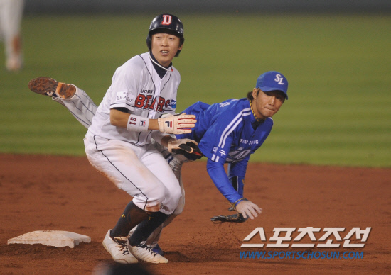 
	����������

2010�� 10�� 11��

11�� ��ǿ��� ���� �Ｚ�� �λ��� �÷��̿��� 4�������� 3ȸ�� 1�� 1,2�缭 1������ ������(����)�� ������� ���� ���� �� �ƿ��ǰ� �ִ�. ���ݼ��� �Ｚ ����

���= ���� ���� kyungmin@sportschosun.com


