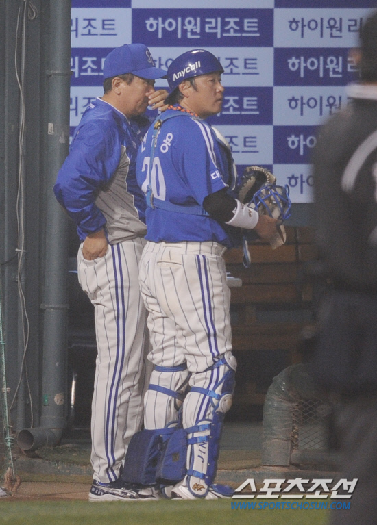 
	����������

2010�� 10�� 11��

11�� ��ǿ��� ���� �Ｚ�� �λ��� �÷��̿��� 4�������� 4ȸ�� ���� ������ ���⿡�� ������ ������ ���� �������� ���� �ҷ� �������ø� �ϰ� �ִ�. 

���= ���� ���� kyungmin@sportschosun.com


