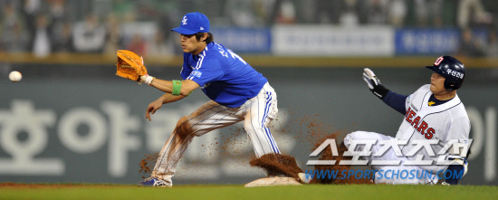 
	2010.10.11/

11�� ��ǿ��� ���ξ߱� �÷��̿��� 4���� �Ｚ-�λ� ��Ⱑ ���ȴ�. 4ȸ�� ���� 2�翡�� �赿�ְ� 1Ÿ�� 2��Ÿ�� ġ�� 2�翡�� �������ǰ� �ִ�.

���=������ ���� songs@sportschosun.com


