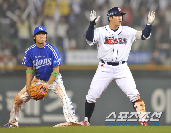 
	2010.10.11/

11�� ��ǿ��� ���ξ߱� �÷��̿��� 4���� �Ｚ-�λ� ��Ⱑ ���ȴ�. 4ȸ�� ���� 2�翡�� �赿�ְ� 1Ÿ�� 2��Ÿ�� ġ�� 2�翡�� �������ǰ� �ִ�.

���=������ ���� songs@sportschosun.com


